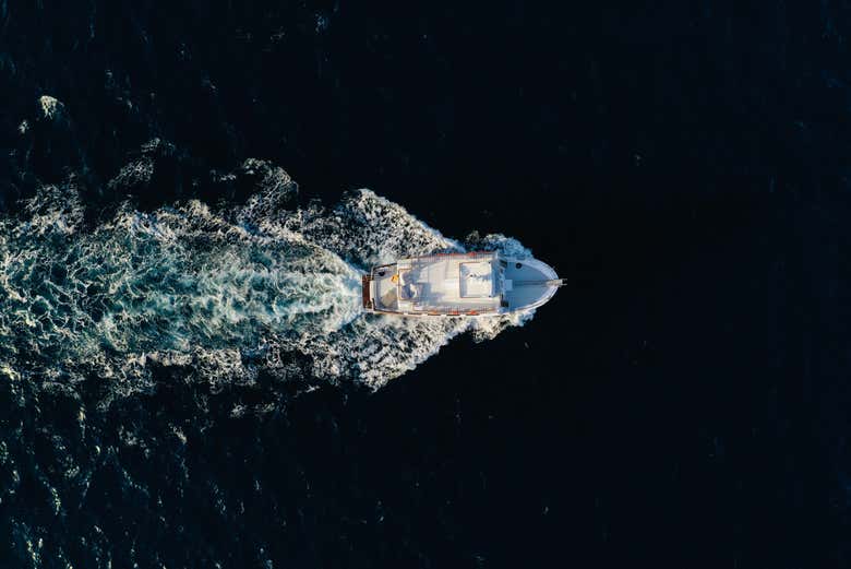 Balade en bateau dans la baie de Palma à la tombée de la nuit