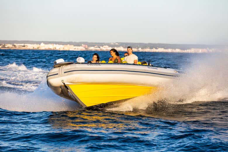 Amusez-vous à bord du bateau à moteur