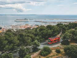 Bus touristique près de la côte