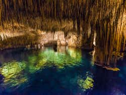 Lac à l'intérieur des grottes