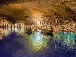 Lac dans les Grottes du Drach