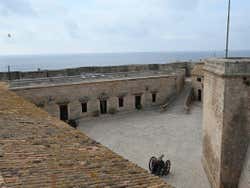 Cour extérieure du Château de San Carlos