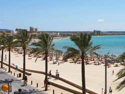 Plage d'El Arenal en été