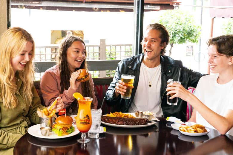 Amis dégustant un repas au Hard Rock Cafe