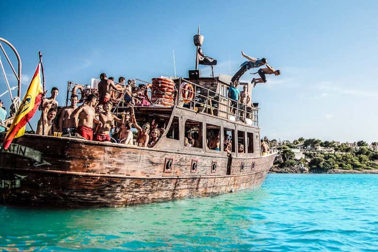 Bateau pirate sur les eaux de Majorque 