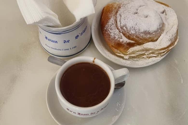Vous dégusterez une ensaimada avec du chocolat